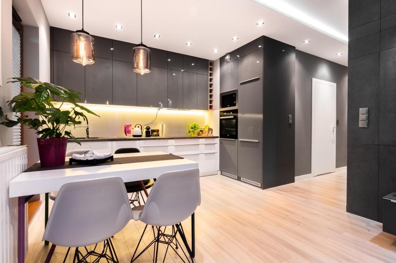Elegant Business Accommodation With Parking - By Upstairs Krakow Bagian luar foto