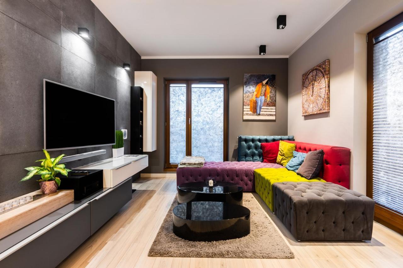 Elegant Business Accommodation With Parking - By Upstairs Krakow Bagian luar foto