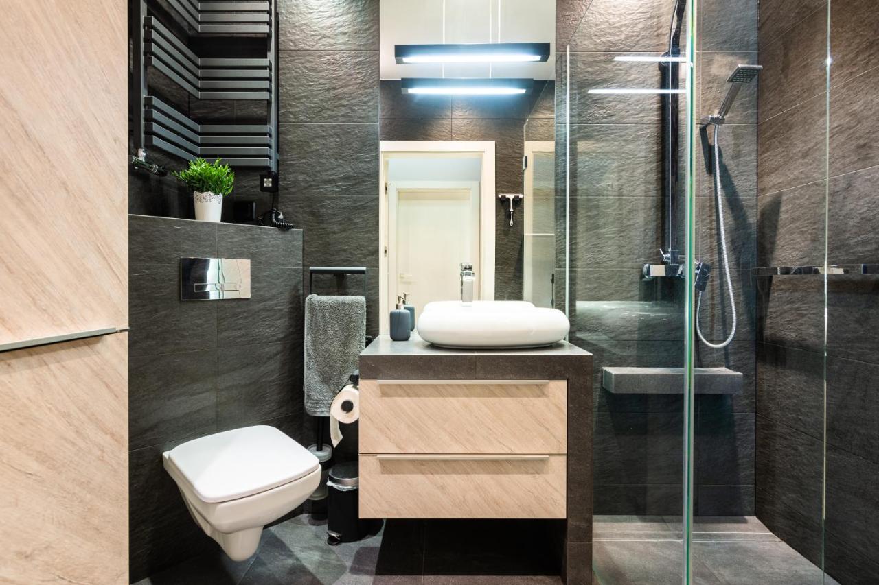 Elegant Business Accommodation With Parking - By Upstairs Krakow Bagian luar foto