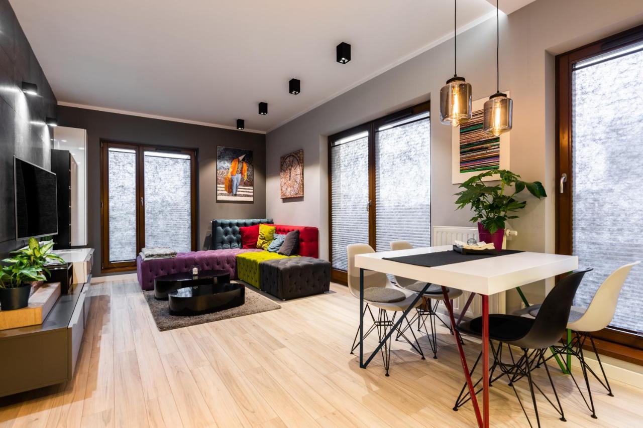 Elegant Business Accommodation With Parking - By Upstairs Krakow Bagian luar foto
