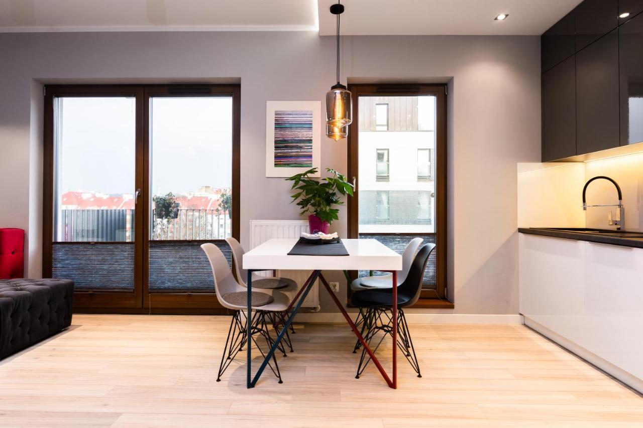 Elegant Business Accommodation With Parking - By Upstairs Krakow Bagian luar foto