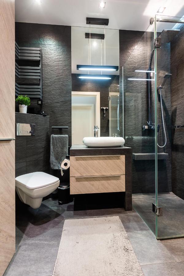 Elegant Business Accommodation With Parking - By Upstairs Krakow Bagian luar foto