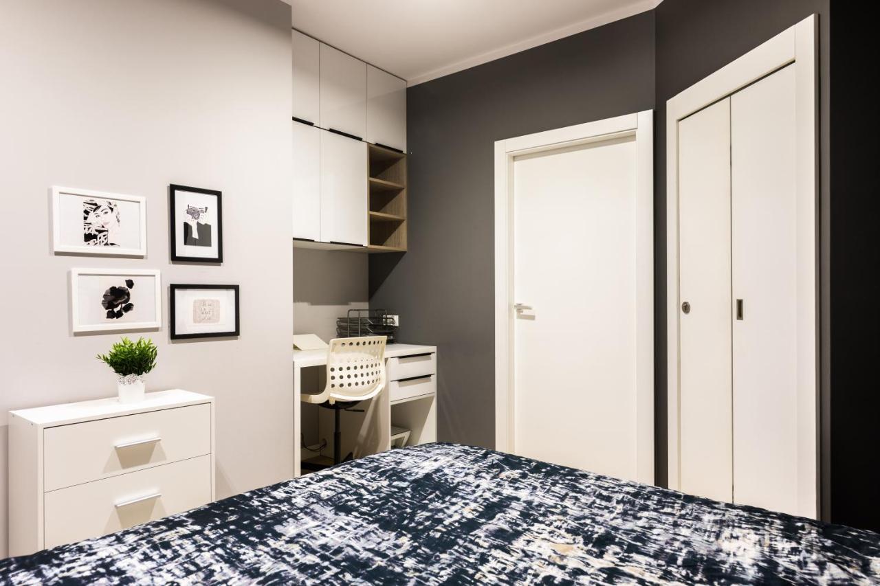 Elegant Business Accommodation With Parking - By Upstairs Krakow Bagian luar foto