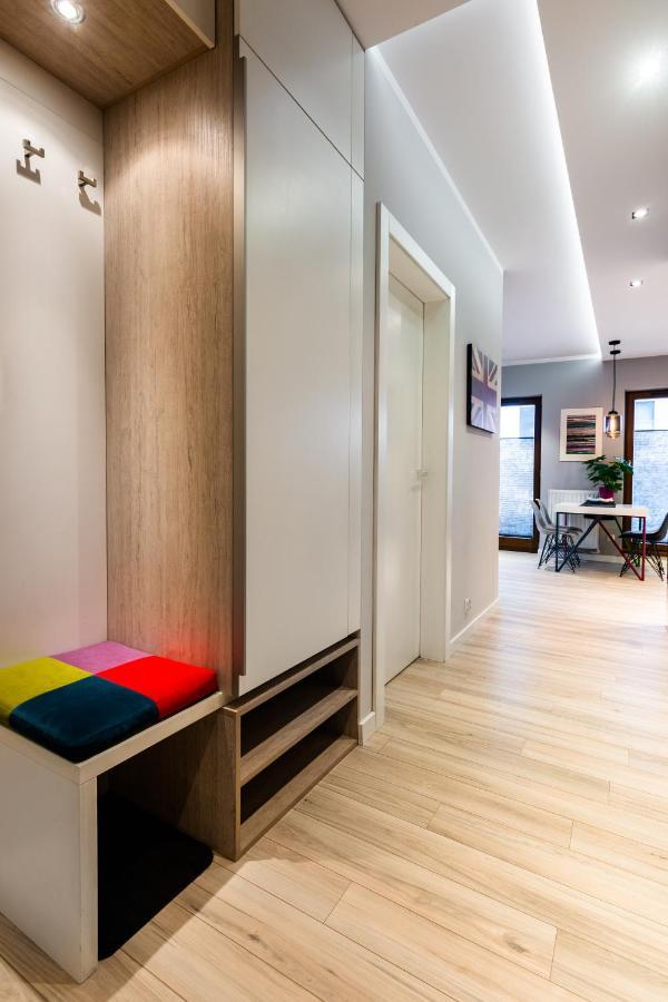 Elegant Business Accommodation With Parking - By Upstairs Krakow Bagian luar foto